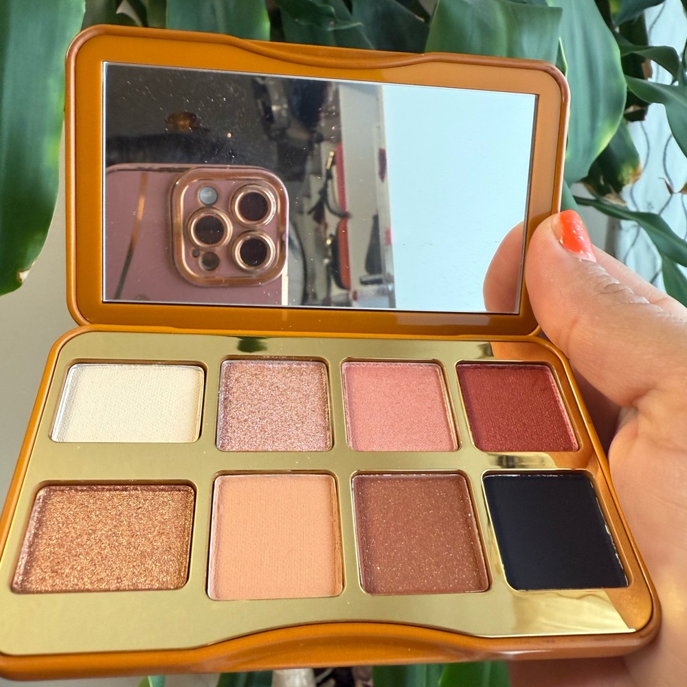Gold and Black Eyeshadow Palette for Dramatic Looks